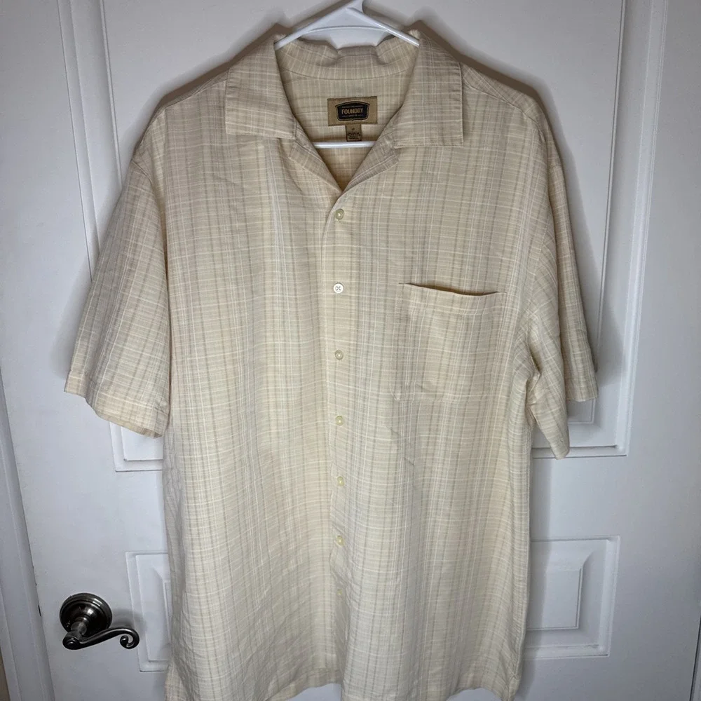 Preowned Excellent Condition Foundry Men's Short Sleeve Button-Up‎ Sz LT